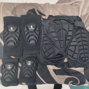 Pantaloncini imbottiti con protezione per ginocchia per snowboard ricevuti dalla cliente L**a.